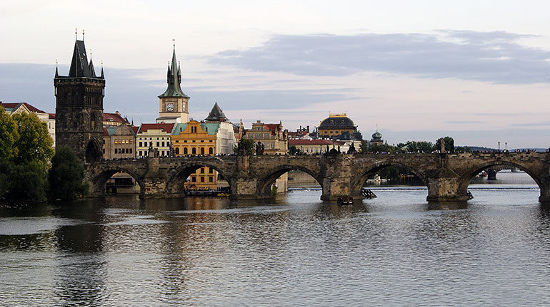 Charles_Bridge,_Prague_03